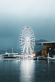 滨海城市摩天轮夜景图片