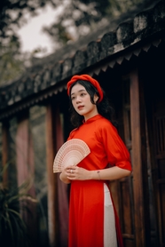 越南红色奥黛旗袍美女写真图片