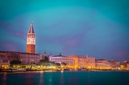 威尼斯水上城市夜景图片