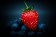 新鲜蓝莓草莓图片