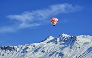冬季雪域高山热气球图片