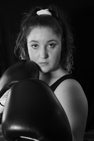 拳击手美女黑白肖像图片
