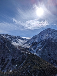 暖冬山脉冰雪融化风景图片