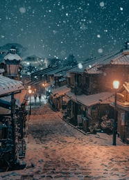 古老小镇夜晚下雪图片