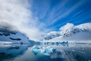 南极洲蓝天白云冰山搁浅岸边图片