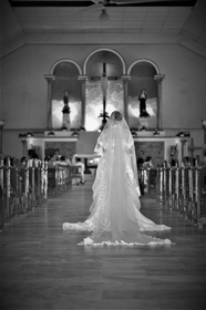 黑白教堂婚礼婚纱美女图片