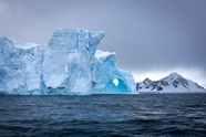 海平面白色冰川图片