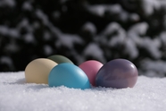 复活节雪地彩蛋图片