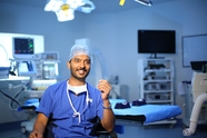 手术室脊柱外科医生图片