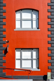 房子红色墙壁窗户摄影图片