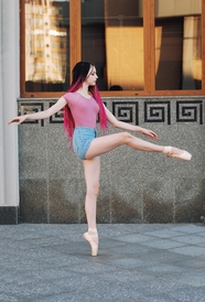 街头跳芭蕾舞的美女图片