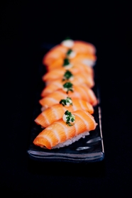 美味新鲜日本三文鱼图片