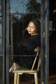 亚洲美女坐在房间窗户边图片