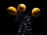 水下柠檬动感摄影图片