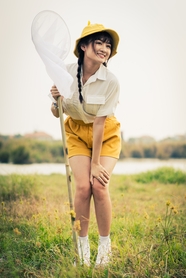 夏日户外清纯风格美女写真图片