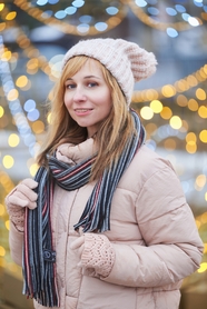 冬季时尚米色羽绒服美女写真图片