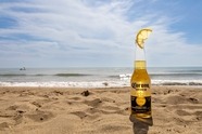 夏日海边沙滩啤酒图片