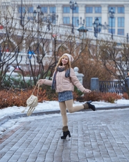 冬天城市广场穿着羽绒服短裙的美女图片