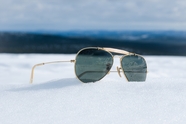 白色雪地太阳眼镜图片