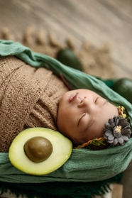 新生儿睡觉写真艺术照图片