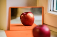 镜子前面的红苹果图片