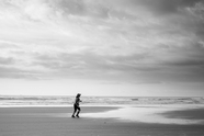 海边跑步黑白人物摄影图片
