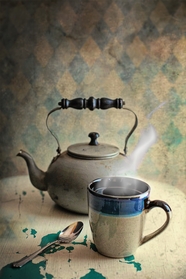 一杯早茶和水壶图片