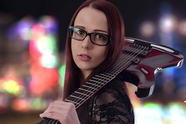 欧美戴眼镜的电吉他美女图片