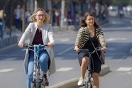 欧美街头美女骑自行车图片