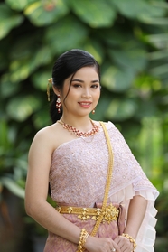 亚洲气质传统服饰美女写真图片