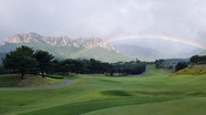 雨后高尔夫球场彩虹草地风景图片