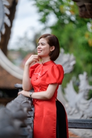 越南红色奥黛短发美女图片