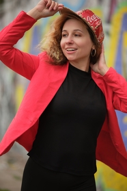 戴红色棒球棒的俄罗斯美女图片