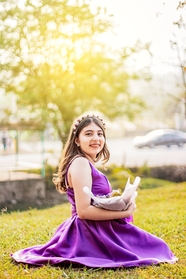 春天草地紫色连衣裙美女写真图片