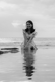 黑白风格巴厘岛度假美女图片