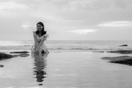 巴厘岛度假女孩黑白摄影图片