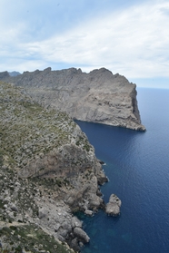 马略卡岛海岸悬崖峭壁风光摄影图片