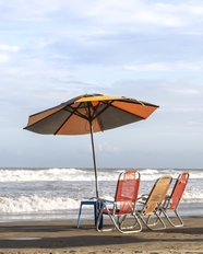 夏日海边沙滩椅遮阳伞图片