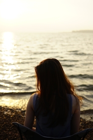 夏日黄昏海边美女背影图片