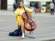 欧美美女街头大提琴表演图片