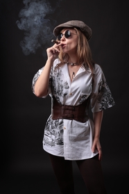 抽雪茄的欧美美女图片