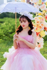 亚洲迷人美女粉色婚纱写真图片