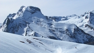 冬季雪山岩石积雪覆盖图片