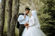 穆斯林婚纱情侣深情对视图片