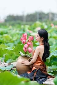 夏日荷塘性感肚兜美女艺术写真图片