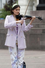 欧美街头拉小提琴美女图片