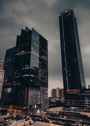 傍晚城市商务大厦夜景摄影图片