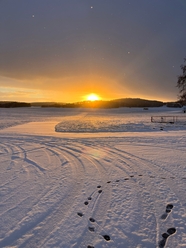 冬季白色雪地唯美夕阳图片
