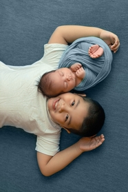 小男孩和婴儿宝宝合影图片