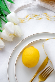 白色桌布上置放的餐盘和郁金香图片